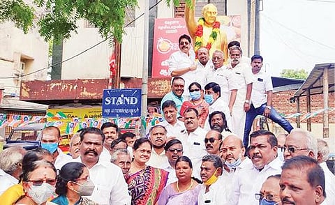 காரைக்கால் ஆட்சியர் அலுவலக வளாகத்தில், ராஜீவ் காந்தியின் படத்துக்கு மலர் தூவி மரியாதை செலுத்திய அமைச்சர் சந்திர பிரியங்கா, ஆட்சியர் அர்ஜுன் சர்மா உள்ளிட்டோர்.