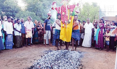 தஞ்சாவூர் அருகே காசவளநாடு புதூர் கிராமத்தில் நேற்று இந்துக்கள் கொண்டாடிய மொகரம் பண்டிகையை முன்னிட்டு, அல்லா சாமியை வீதியுலாவாக எடுத்துவந்து தீ மிதித்த பக்தர்கள்.