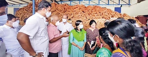 மன்னார்குடி அருகே மேலநாகையில் தென்னை மட்டையிலிருந்து கயிறு தயாரிக்கும் தொழிற்சாலையில் நேற்று ஆய்வு மேற்கொள்கிறார் மாநில கொள்கை வளர்ச்சிக் குழு துணைத் தலைவர் ஜெ.ஜெயரஞ்சன். உடன், ஆட்சியர் ப.காயத்ரி கிருஷ்ணன், எம்எல்ஏ டி.ஆர்.பி.ராஜா உள்ளிட்டோர்.