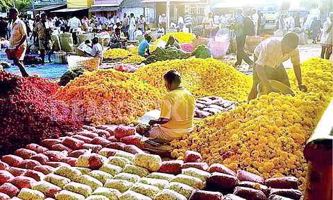 தோவாளை மலர் சந்தையில்கேரள வியாபாரிகள் வராததால் தோவாளை சந்தையில் விற்பனையாகாமல் தேக்கமடைந்துள்ள பூக்கள்.