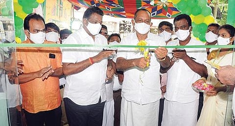 பவானி புதிய பேருந்து நிலையம் எதிரில், ராம்ராஜ் காட்டன் நிருவனத்தின் புதிய ஷோரூமை, பி.முத்துசாமி திறந்து வைத்தார்.