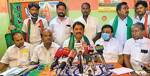 விழுப்புரத்தில் பாஜக விவசாய அணியின் மாநிலத்தலைவர் நாகராஜ் செய்தியாளர் களிடம் பேசுகிறார்.