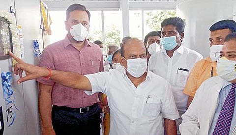 செங்கல்பட்டு அரசு மருத்துவக் கல்லூரி மருத்துவமனையில் நேற்று ஆக்சிஜன் உற்பத்தி ஆலையைத் தொடங்கிவைத்த ஊரகத் தொழில் துறை அமைச்சர் தா.மோ.அன்பரசன்.