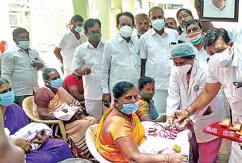 கோவை அரசு மருத்துவமனையில் நேற்று பிறந்த குழந்தைகளுக்கு தங்க மோதிரம் அணிவித்த காங்கிரஸ் கட்சியின் மாநில செயல் தலைவர் மயூரா எஸ்.ஜெயக்குமார் உள்ளிட்டோர்.