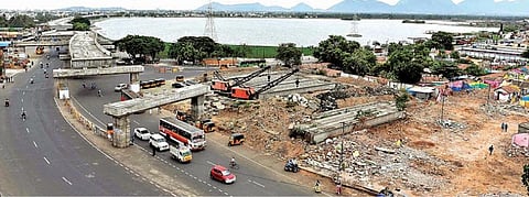 கோவை உக்கடத்தில் பாதியில் நிற்கும் மேம்பாலம் பணி. படம்: ஜெ.மனோகரன்