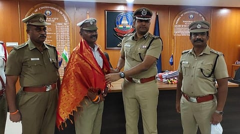 சிக்னலில் நிற்கும் வாகன ஓட்டிகளிடம் கனிவாகப் பேசி போக்குவரத்தைச் சீரமைக்கும் எஸ்ஐ: டிஜிபி பாராட்டு