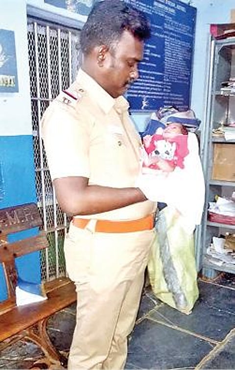 காட்பாடி ரயிலில் பிறந்த சில நாட்களே ஆன பச்சிளம் குழந்தையை மீட்ட உதவி ஆய்வாளர் எழில்வேந்தன்.