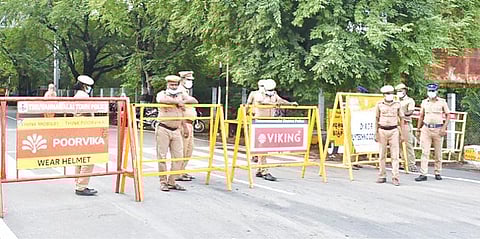 திருவண்ணாமலை கிரிவல பாதையில் பக்தர்களை தடுத்து திருப்பி அனுப்புவதற்காக தடுப்புகளை அமைத்து பாதுகாப்பு பணியில் ஈடுபட்டுள்ள காவல்துறையினர்.