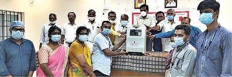 ராணிப்பேட்டை மாவட்ட இந்திய செஞ்சிலுவை சங்கம் சார்பில் வழங்கப்பட்ட ஆக்சிஜன் செறிவூட்டி கருவிகளை அரசு மருத்துவமனைகள் வசம் ஒப்படைத்த ஆட்சியர் கிளாட்ஸ்டன் புஷ்பராஜ்.