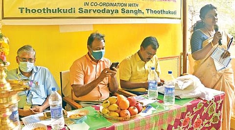 தூத்துக்குடியில் நடைபெற்ற பிரதம மந்திரியின் வேலைவாய்ப்பு உருவாக்கும் திட்டம் குறித்த விழிப்புணர்வு முகாமில் குறு, சிறு, நடுத்தர தொழில்கள் துறை உதவி இயக்குநர் ஜி.ஜெரினா பாபி பேசினார். படம்: என்.ராஜேஷ்