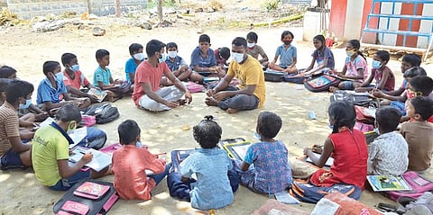 கோவில்பட்டி அருகே மூப்பன்பட்டி கிராமத்தில் உள்ள மாணவர்களுக்கு, பட்டதாரி இளைஞர்கள் பாடம் நடத்துகின்றனர்.