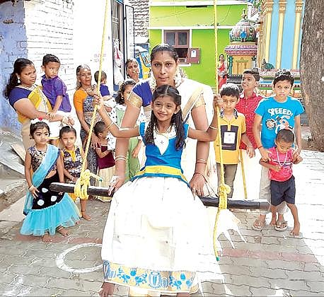 நாகர்கோவில் கிருஷ்ணன்கோவில் ஆதிபராசக்தி கோயிலில் அத்தப்பூ கோலமிட்ட பெண்கள். (அடுத்த படம்) நாகர்கோவில் வடசேரியில் ஓணம் ஊஞ்சலாடி மகிழ்ந்த பெண்கள் மற்றும் குழந்தைகள்.