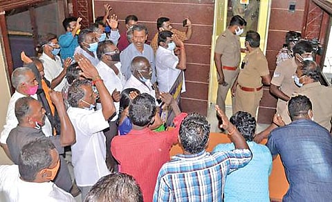 ஈரோட்டில் அரசு ஊழியர் சங்கத்தின் தலைவர் தமிழ்ச்செல்வி தலைமையிலான நிர்வாகிகளின் பத்திரிகையாளர்கள் சந்திப்புக்கு எதிர்ப்பு தெரிவித்து, மற்றொரு தரப்பினர் கோஷங்களை எழுப்பினர்.