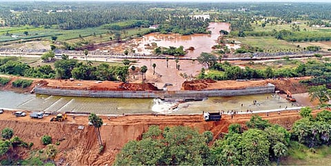 ஈரோடு நசியனூர் அருகே மலைப்பாளையம் பகுதியில் நேற்று முன்தினம் கீழ்பவானி வாய்க்காலில் ஏற்பட்ட உடைப்பு காரணமாக அப்பகுதியில் உள்ள விவசாய நிலங்களில் தண்ணீர் பெருக்கெடுத்து ஓடியது.