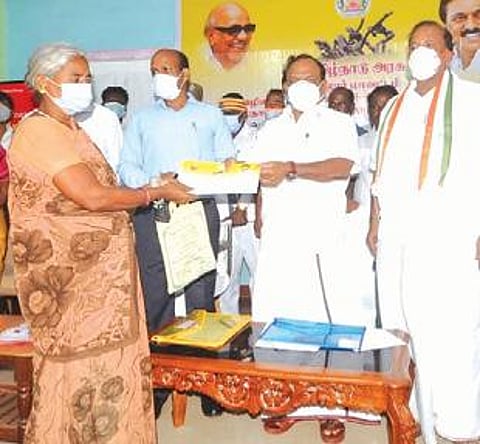 விருத்தாசலத்தில் அமைப்பு சாரா தொழிலாளர்களுக்கு அமைச்சர் சி.வெ. கணேசன் நலத்திட்ட உதவிகளை வழங்கினார்.