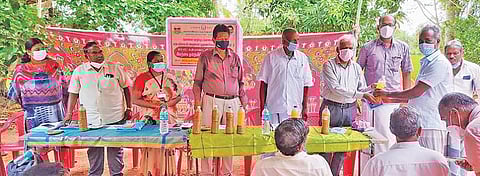 குறிஞ்சிப்பாடி அருகே உள்ள குருவப்பன்பேட்டையில் நடைபெற்ற இயற்கை விவசாய பயிற்சியில் விவசாயிகளுக்கு ஜீவாமிர்தம் வழங்கப்பட்டது.