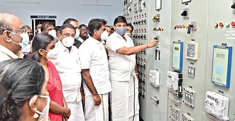 ஏமப்பள்ளி துணை மின்நிலையத்தில் புதிதாக அமைக்கப்பட்ட மின்மாற்றி செயல்பாட்டை சுற்றுலாத் துறை அமைச்சர் எம்.மதிவேந்தன் தொடங்கி வைத்தார். அருகில் மாவட்ட வருவாய் அலுவலர் துர்காமூர்த்தி.