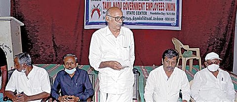 தஞ்சாவூரில் நடைபெற்ற தமிழ்நாடு அரசுப் பணியாளர் சங்க மாநில நிர்வாகக் குழு கூட்டத்தில் பேசுகிறார் சங்கத்தின் சிறப்புத் தலைவர் கு.பாலசுப்பிரமணியன்.