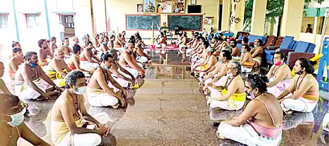 திருப்பத்தூர் அருகே பிள்ளையார்பட்டி சிவநெறிக் கழக வேத பாடசாலையில் தங்களது இன்னல்களை போக்க பாராயணம் பாடி பிரார்த்தனை செய்த சிவாச்சாரியார்கள்.