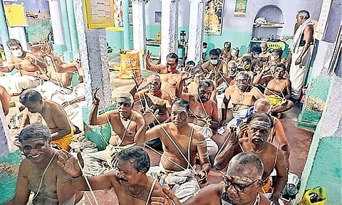 வேலூர் வீரபிரம்மங்கார் மடத்தில் நடைபெற்ற ஆவணி அவிட்டம் விழாவில் தமிழ்நாடு விஸ்வகர்ம நண்பர்கள் சங்கத்தினர் பூணூல் மாற்றிக்கொண்டனர்.