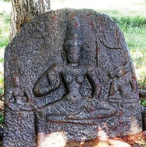 அரிதாரிமங்கலத்தில் கண்டெடுக்கப் பட்ட கல்வெட்டுடன் கூடிய தவ்வை சிற்பம்.