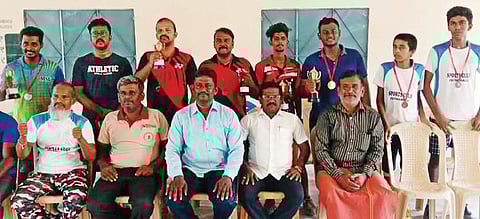 திருநெல்வேலி சுத்தமல்லியில் நடைபெற்ற இறகுப்பந்து போட்டியில் வெற்றிபெற்ற அணிக்கு பரிசு வழங்கப்பட்டது.