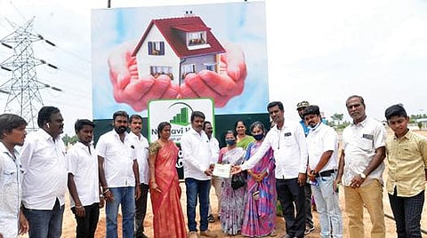 ஈரோடு நசியனூரை அடுத்த புதுப்பாளையத்தில், நற்பவி ஹோம்ஸ் நிறுவனத்தின் வீட்டுமனைகள் விற்பனை தொடக்க விழாவில், நிறுவன இயக்குநர்கள் பத்மபிரியா, ஓம்பிரகாஷ், கோவிந்தராஜ், பாலமுரளி ஆகியோர் பங்கேற்று முதல் விற்பனையைத் தொடங்கி வைத்தனர்.