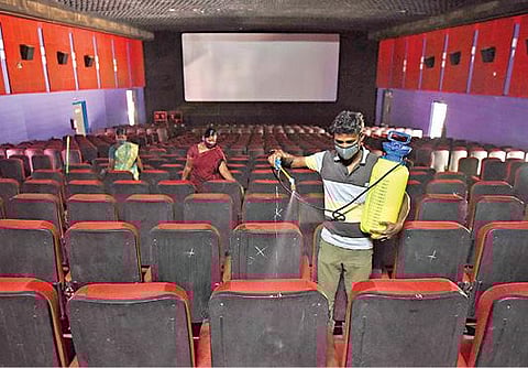 தமிழகம் முழுவதும் இன்று திரையரங்குகள் திறக்கப்படுகிறது. இதையடுத்து, சேலம் பழைய பேருந்து நிலையம் அருகேயுள்ள திரையரங்கில் இருக்கைகளுக்கு கிருமிநாசினி தெளிக்கும் பணி நேற்று நடந்தது. படம்: எஸ்.குரு பிரசாத்