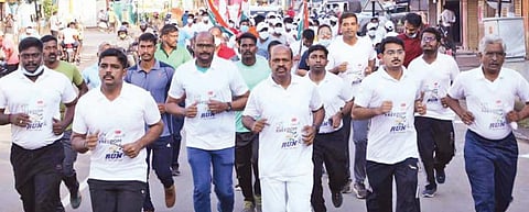 கடலூரில் ஆரோக்கிய இந்தியா விழிப்புணர்வு ஓட்டத்தை தொடங்கி வைத்து கலந்துகொண்ட மாவட்ட ஆட்சியர் கி.பாலசுப்ரமணியம்.