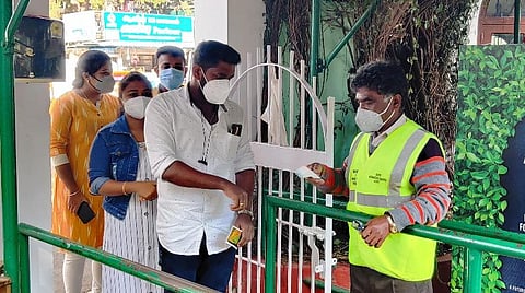 உதகை தாவரவியல் பூங்காவுக்கு வந்த சுற்றுலாப் பயணிகளுக்கு உடல் வெப்பநிலை பரிசோதிக்கப்பட்டது.