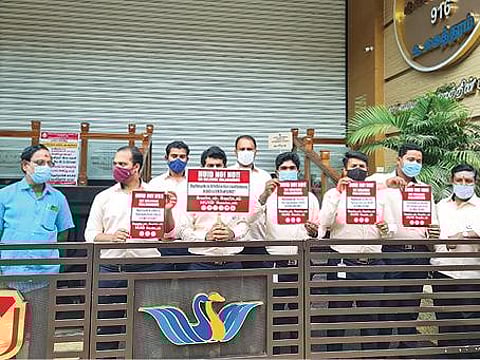 மத்திய அரசின் உத்தரவை திரும்பப்பெற வலியுறுத்தி, வேலூர் மெயின் பஜாரில் முழக்கங்களை எழுப்பிய நகைக்கடை உரிமையாளர்கள். அடுத்த படம்: திருவண்ணாமலையில் உள்ள நகைக்கடையை மூடி போராட்டத்தில் ஈடுபட்ட ஊழியர்கள் மற்றும் உரிமையாளர்கள்.