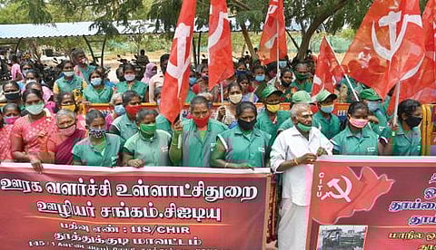 தூத்துக்குடி ஆட்சியர் அலுவலகத்தில் மனு அளிக்க வந்த ஊரக வளர்ச்சி உள்ளாட்சித் துறை ஊழியர் சங்கத்தினர். படம்: என்.ராஜேஷ்