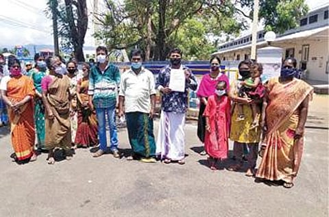 நோய்த்தாக்குதலால் பாதித்துள்ள நெற்பயிருக்கு இழப்பீடு கேட்டு, கடையம் ஒன்றியம் ராமநதி தென்கால் பாசனப் பகுதி விவசாயிகளும், (வலது) தனியார் அலுமினிய ஆலையை இடமாற்றம் செய்யக்கோரி மத்தளம்பாறை பகுதி மக்களும், தென்காசி மாவட்ட ஆட்சியர் அலுவலகத்துக்கு மனு அளிக்க வந்தனர்.