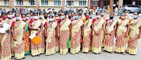 பல்வேறு கோரிக்கைகளை வலியுறுத்தி நாமக்கல் மாவட்ட ஆட்சியரிடம் மனு அளிக்க வந்த தமிழ்நாடு ஆஷா பணியாளர் சங்கத்தினர்.