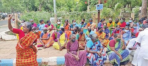 சிவகங்கை மாவட்ட ஆட்சியர் அலுவலகம் முன் சாமியாடி அருள் வாக்கு கூறிய மூதாட்டி விசாலாட்சி.