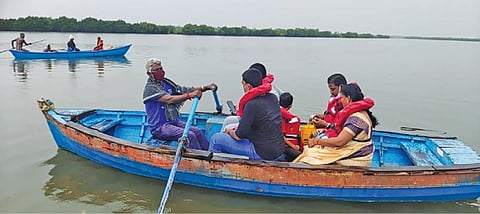 சிதம்பரம் அருகே உள்ள பிச்சாவரம் சுற்றுலா மையத்தில் சுற்றுலா பயணிகள் மகிழ்ச்சியுடன் படகு சவாரி செய்தனர்,