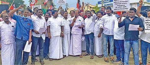 விழுப்புரத்தில் தமிழக அரசை கண்டித்து அதிமுகவினர் கண்டன ஆர்ப்பாட்டத்தில் ஈடுபட்டனர்.