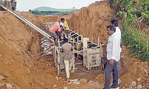 வண்டலூர் அருகே கன்னிவாக்கம் பகுதியில் நடைபெறும் மதகு சீரமைப்புப் பணிகளை ஆய்வு செய்த நீர்வள ஆதாரத் துறை அதிகாரிகள்.