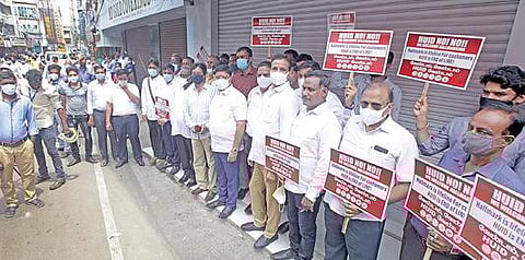 தர நிர்ணய நிறுவனத்தின் புதிய விதிமுறைக்கு எதிர்ப்பு தெரிவித்து சென்னை பாரிமுனை என்எஸ்சி போஸ் சாலையில் உள்ள தங்க நகை வியாபாரிகள் நேற்று கடையை அடைத்து ஆர்ப்பாட்டத்தில் ஈடுபட்டனர். படம்: ம.பிரபு