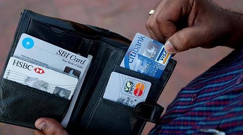 டெபிட் கார்டு பணப் பரிவர்த்தனைக்கு 16 இலக்க எண், காலாவதி தேதி உள்ளிட வேண்டியது கட்டாயம்: 2022 முதல் அமல் என ஆர்பிஐ அறிவிப்பு