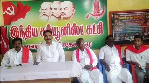 காரைக்காலில் நடைபெற்ற நிர்வாகிகள் ஆலோசனைக் கூட்டத்தில் பங்கேற்ற இந்தியக் கம்யூனிஸ்ட் கட்சியின் புதுச்சேரி மாநிலச் செயலாளர் அ.மு.சலீம், நிர்வாகிகள்.