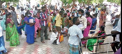 தி.மலை மாவட்ட மாற்றுத்திறனாளிகள் நல அலுவலகம் முன்பு அடையாள அட்டை பெற நேற்று குவிந்த மாற்றுத்திறனாளிகள். படம்: இரா.தினேஷ்குமார்.