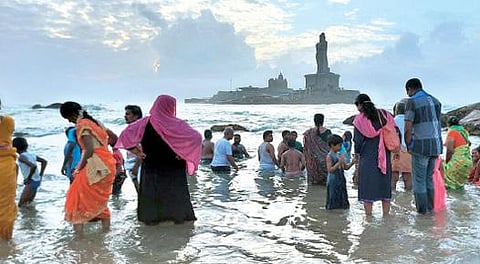 கன்னியாகுமரியில் முக்கடல் சங்கமத்தில் உற்சாகமாக குளிக்கும் சுற்றுலா பயணிகள்.