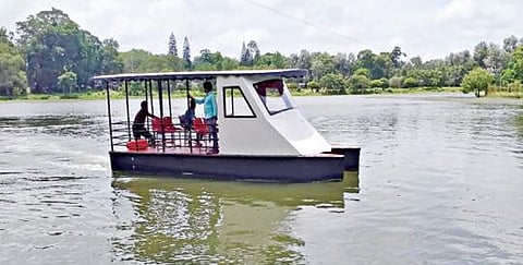 ஏற்காடு ஏரி படகுத்துறையில் புதிதாக வந்துள்ள மேற்கூரையுடன் கூடிய படகில் பயணம் மேற்கொண்ட பயணிகள்.