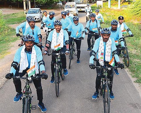 கன்னியாகுமரியில் இருந்து விருதுநகர் வழியாக நேற்று பிற்பகல் மதுரைக்கு சைக்கிளில் பேரணியாக வந்த சிஆர்பிஎப் வீரர்கள். படம்: எஸ். கிருஷ்ணமூர்த்தி