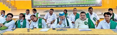 விழுப்புரத்தில் நடைபெற்ற தென்னிந்திய கரும்பு விவசாயிகள் சங்கத்தின் (தமிழ்நாடு) கூட்டத்தில் பங்கேற்றோர்.