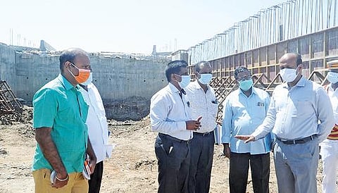 குறிஞ்சிப்பாடி ஒன்றியத்துக்கு உட்பட்ட குண்டியமல்லூர்- பூவாலை சாலையில் பரவனாற்றில் பாலம் கட்டும் பணியை மாவட்ட ஆட்சியர் பாலசுப்ரமணியம் பார்வையிட்டு, ஆய்வு செய்தார்.