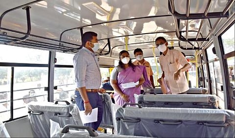 செப்.1-ம் தேதி பள்ளிகள் திறக்கப்பட உள்ள நிலையில் தனியார் பள்ளி, கல்லூரி வாகனங்கள் ஆய்வு செய்யப்படுகிறது. நாமக்கல்லில் தனியார் பள்ளி வாகனங்களின் பராமரிப்பு, பாதுகாப்பு குறித்து மாவட்ட ஆட்சியர் ஸ்ரேயா சிங் ஆய்வு செய்தார்.