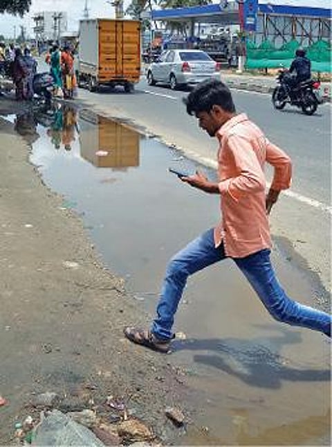 அவிநாசிபாளையம் பேருந்து நிறுத்தத்தில் மழைநீர் தேங்குவதால் பயணிகள் அவதி :