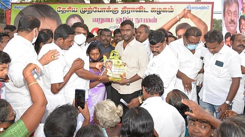 திருப்பூர் டைமண்ட் திரையரங்கம் பகுதியில் இன்று பேசிய விஜயபிரபாகரன், அப்பகுதியில் உள்ளவர்களுக்கு நலத்திட்ட உதவிகளை வழங்கினார்.